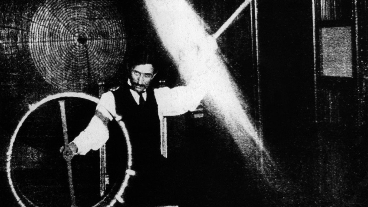 Nikola Tesla führt 1899 spektakuläre Demonstrationen der Elektrizität durch