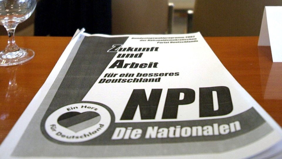 Im Saal des Verfassungsgerichts in Karlsruhe liegt 2002 ein Handout zum NPD-Verbotsverfahren (Archivbild)