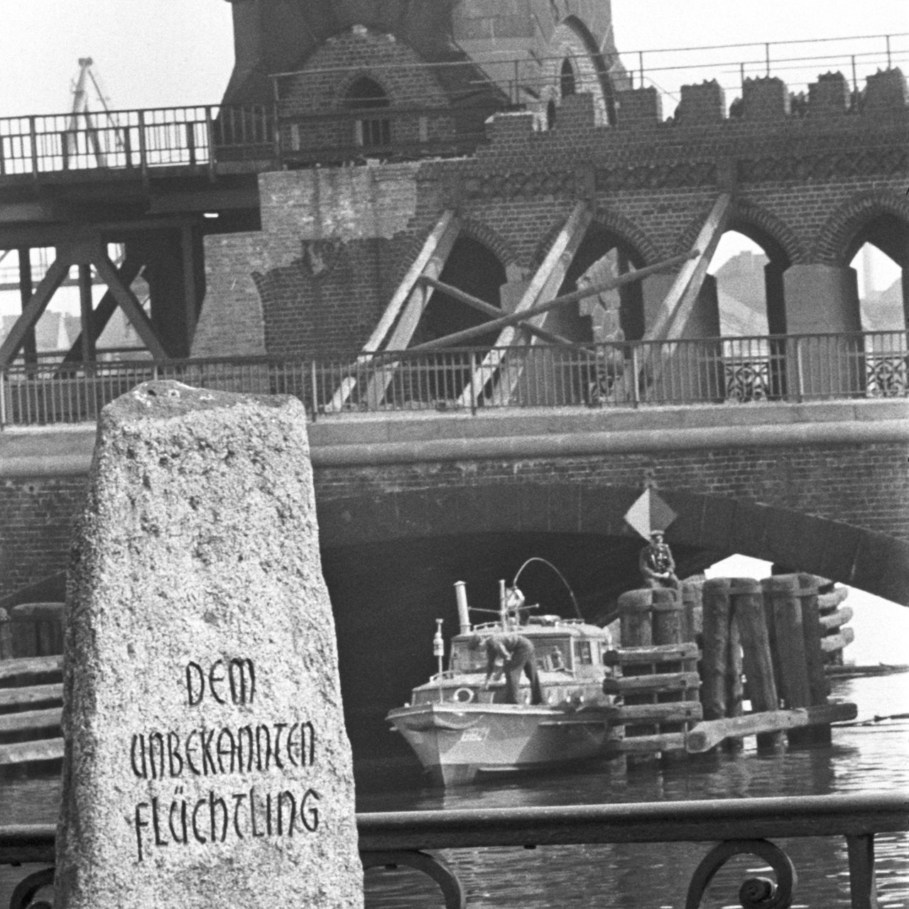 Ein Schiff fährt 1963 unter der Oberbaumbrücke hindurch, im Vordergrund ein Flüchtlingsdenkmal (Archivbild)
