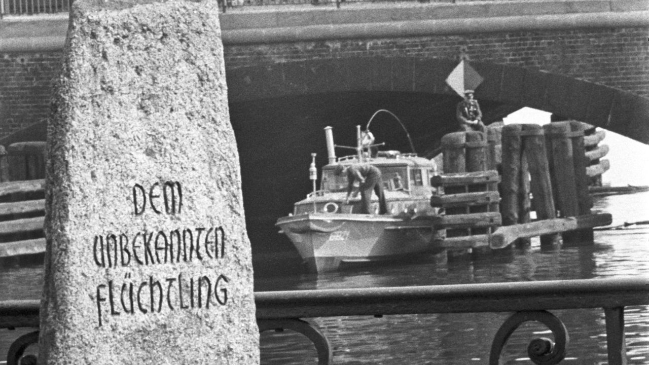 Ein Schiff fährt 1963 unter der Oberbaumbrücke hindurch, im Vordergrund ein Flüchtlingsdenkmal (Archivbild)