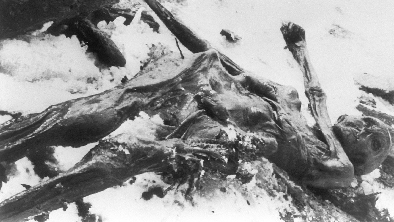 Die am 19. September 1991 im Gletschergebiet der südtiroler Alpen von einem deutschen Urlauberpaar entdeckte Gletscherleiche "Ötzi" (Archivbild) 