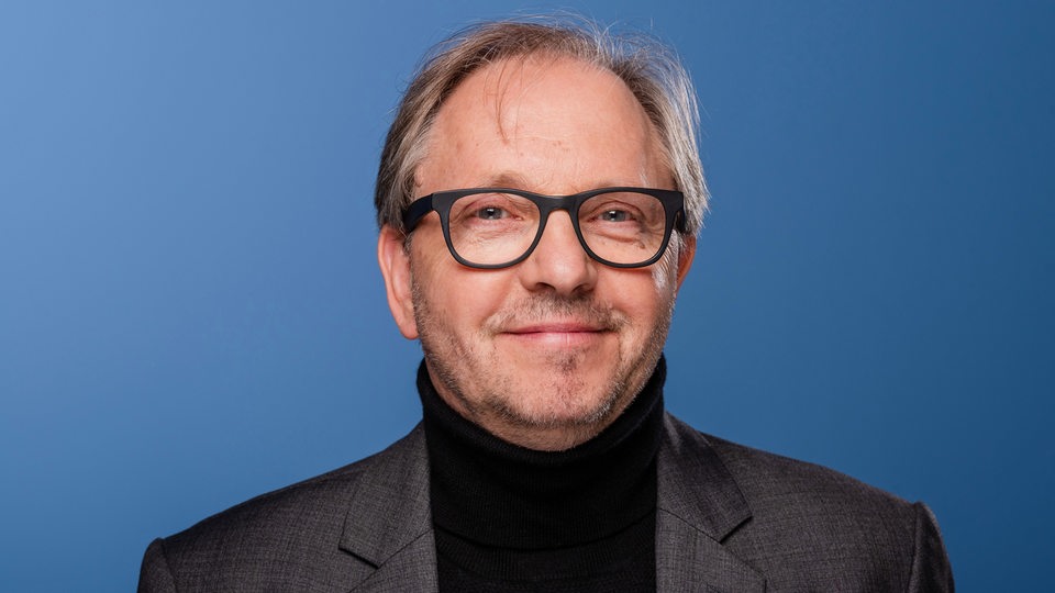 Der Schauspieler und Komiker Olli Dittrich, aufgenommen bei der MDR-Talkshow "Riverboat" am 27.09.2019 in Leipzig,