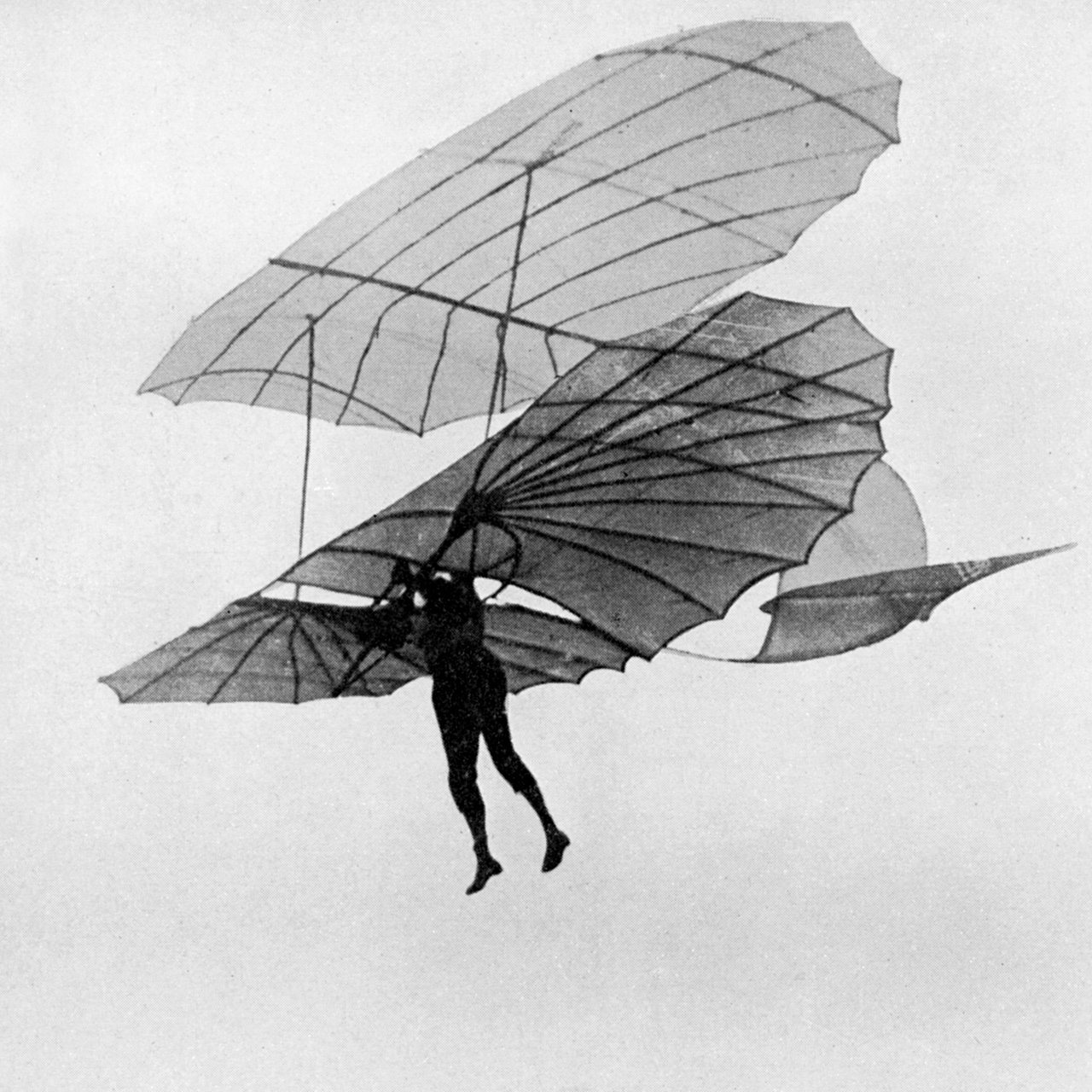 Otto Lilienthal mit einem Flugapparat am Himmel im Jahre 1896.