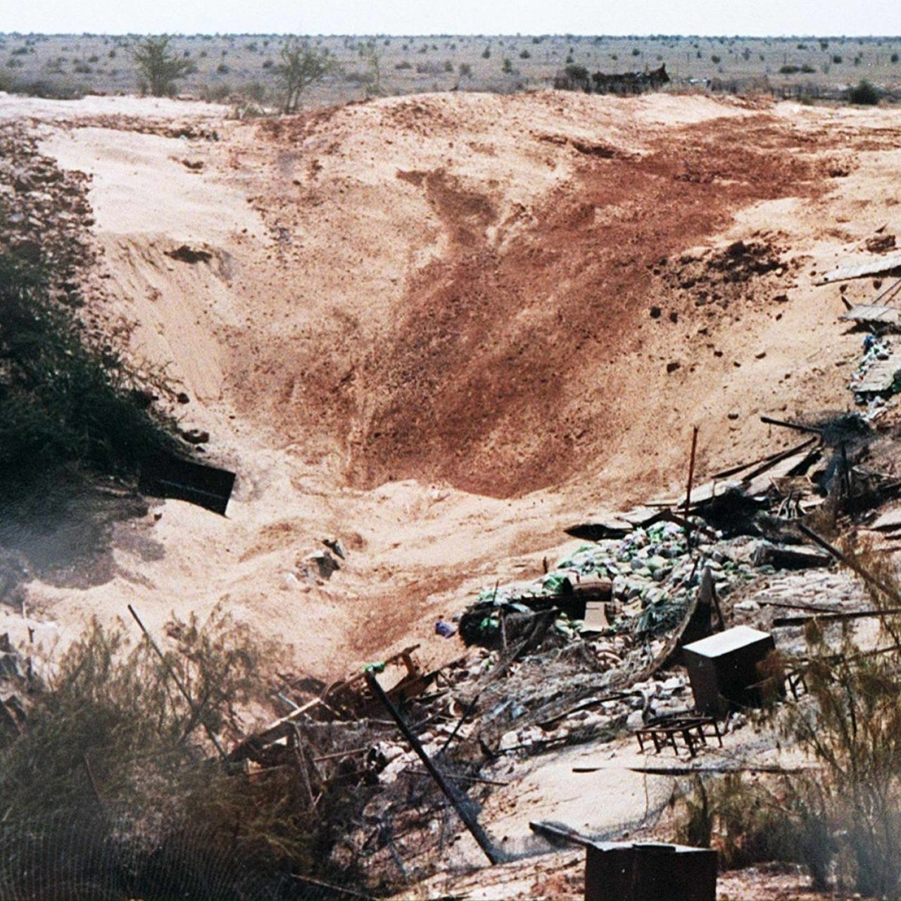 Dieses am 17. Mai 1998 von der indischen Regierung veröffentlichte Foto zeigt einen Krater und Trümmer auf dem Gelände, wo am 11. Mai 1998 die ersten indischen unterirdischen Atomtests durchgeführt wurden.