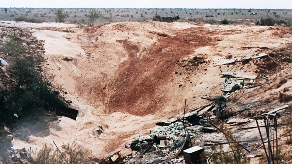 Dieses am 17. Mai 1998 von der indischen Regierung veröffentlichte Foto zeigt einen Krater und Trümmer auf dem Gelände, wo am 11. Mai 1998 die ersten indischen unterirdischen Atomtests durchgeführt wurden.