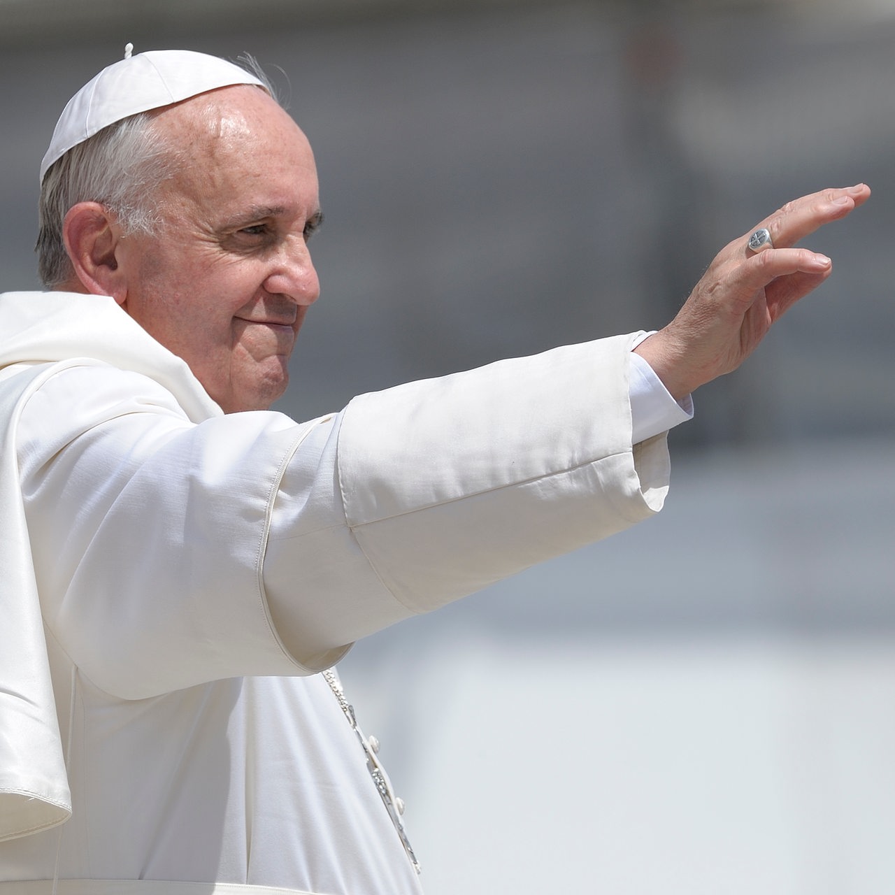 Papst Franziskus hebt während einer Messe im April 2023 segnend seine Hand
