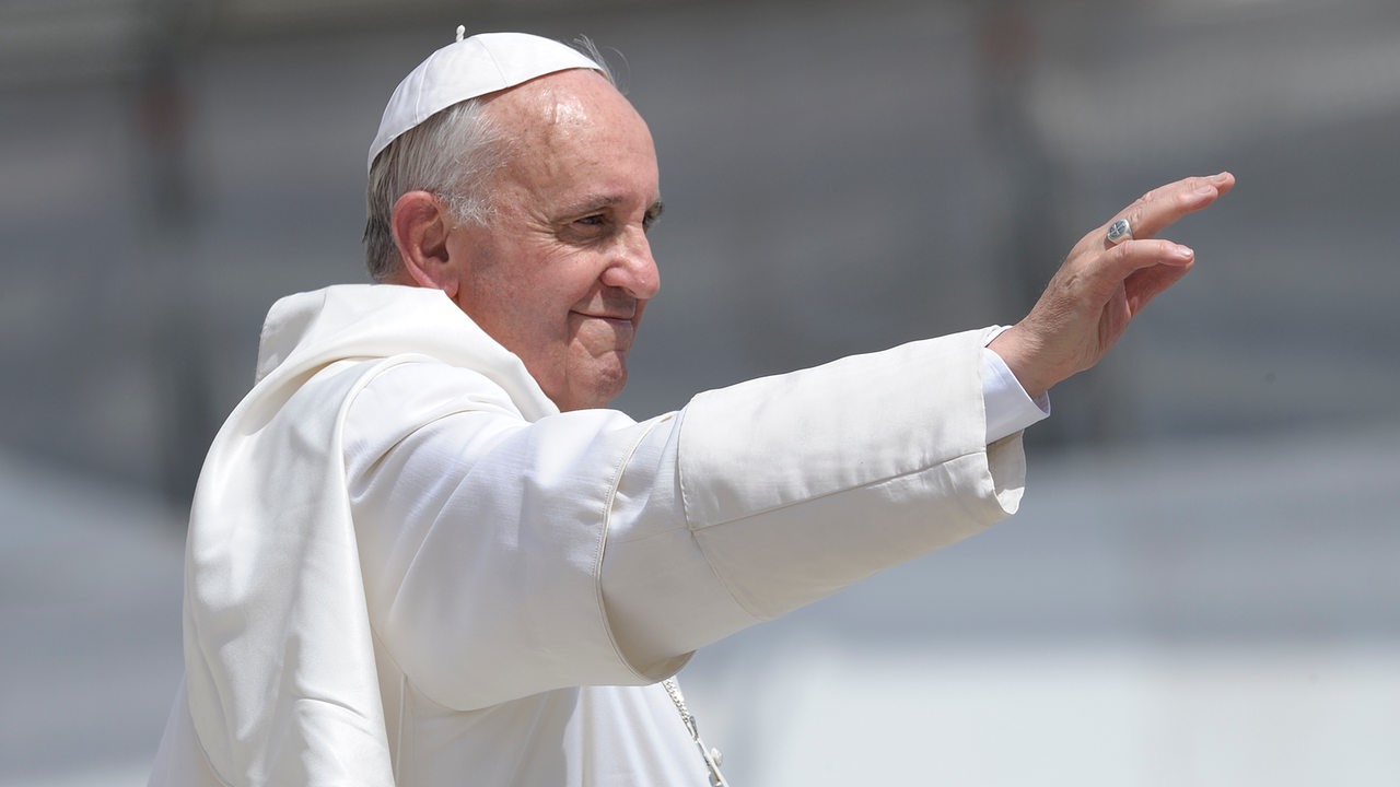 Papst Franziskus hebt während einer Messe im April 2023 segnend seine Hand
