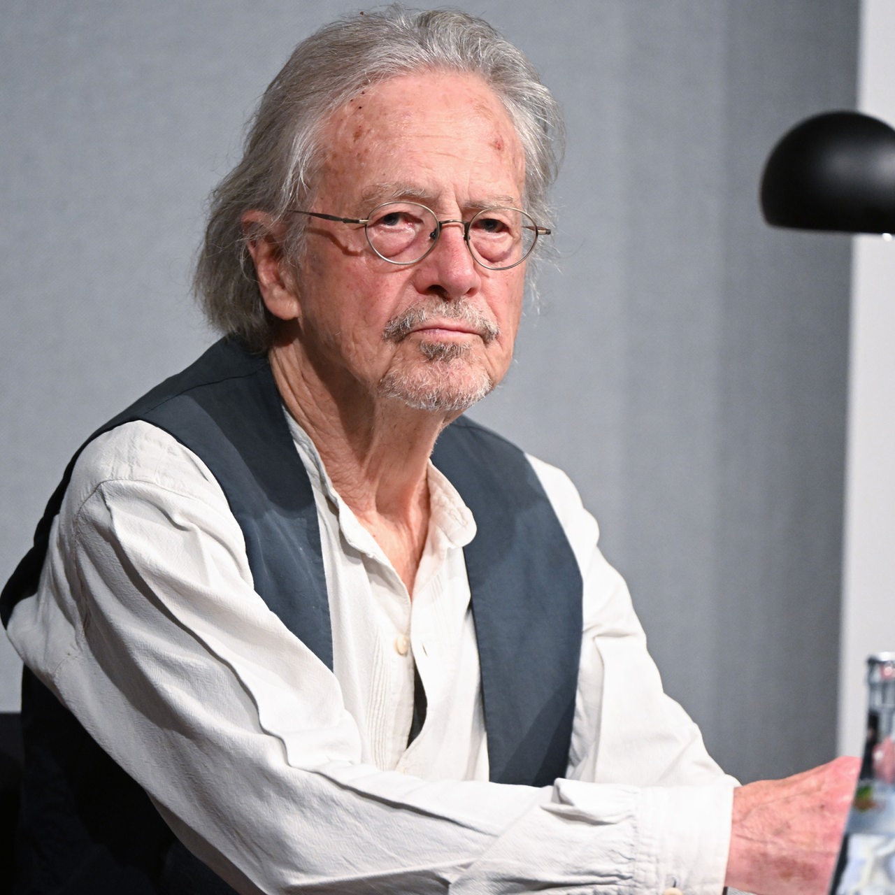 Der Schriftsteller und Dichter Peter Handke bei einer Lesung im Oktober 2022 (Archivbild)