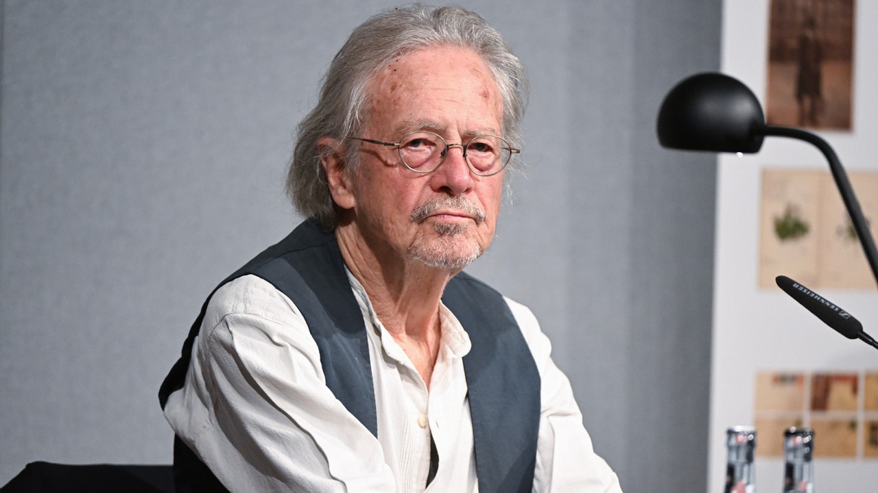 Der Schriftsteller und Dichter Peter Handke bei einer Lesung im Oktober 2022 (Archivbild)