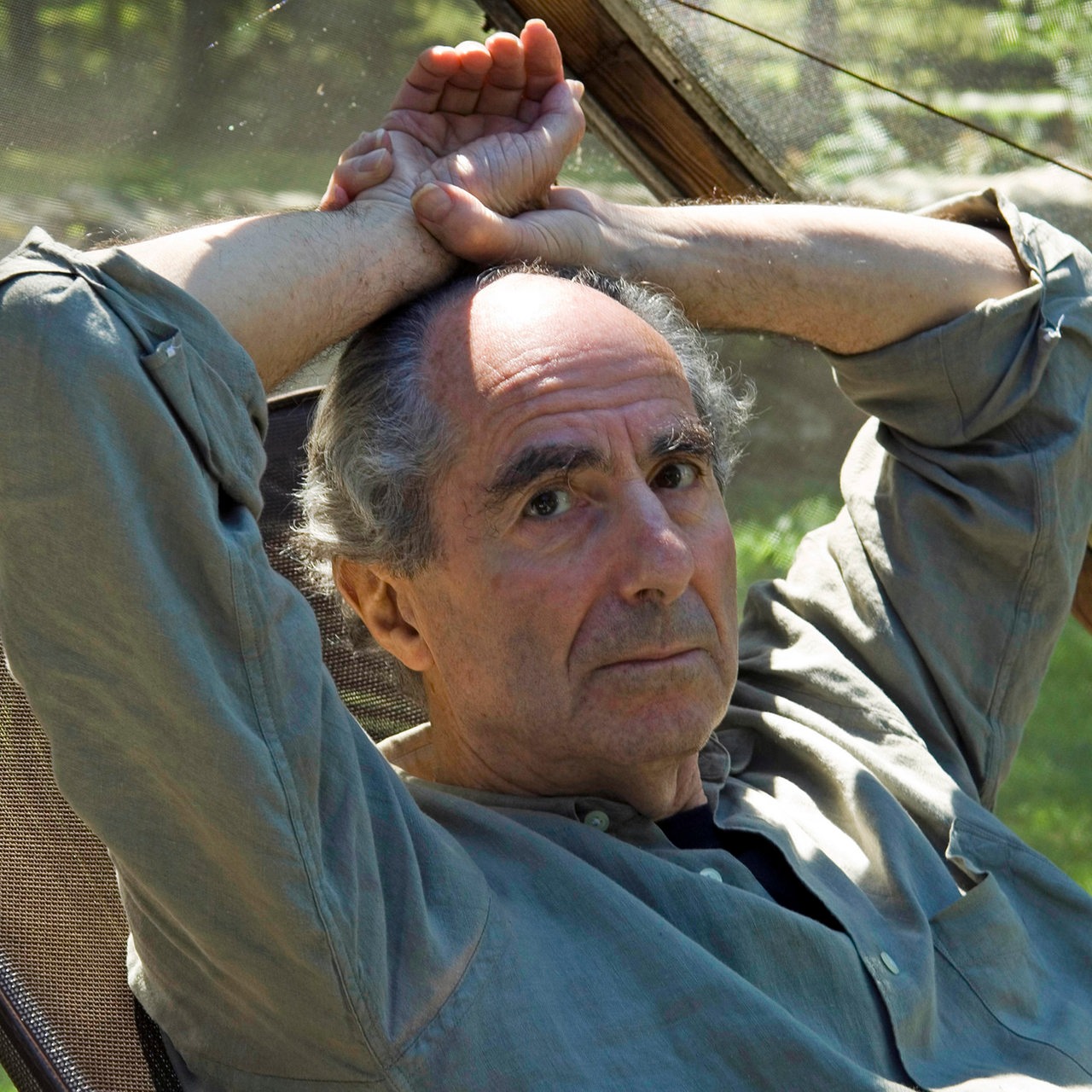 Der Schriftsteller Philip Roth sitzt am 5. September 2005 im Garten seines Hauses in Warren, USA.