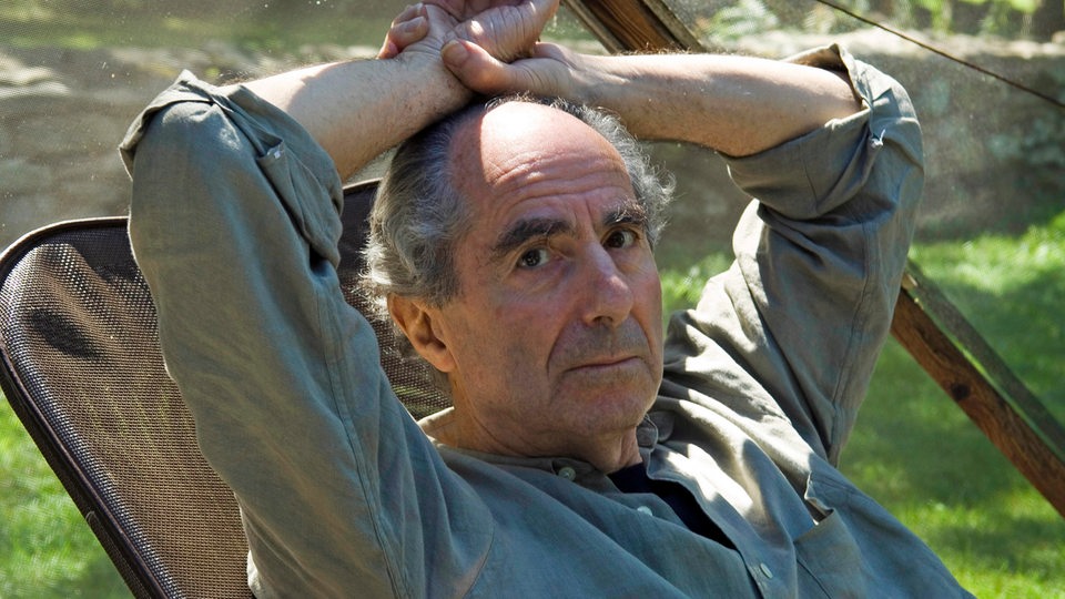 Der Schriftsteller Philip Roth sitzt am 5. September 2005 im Garten seines Hauses in Warren, USA.