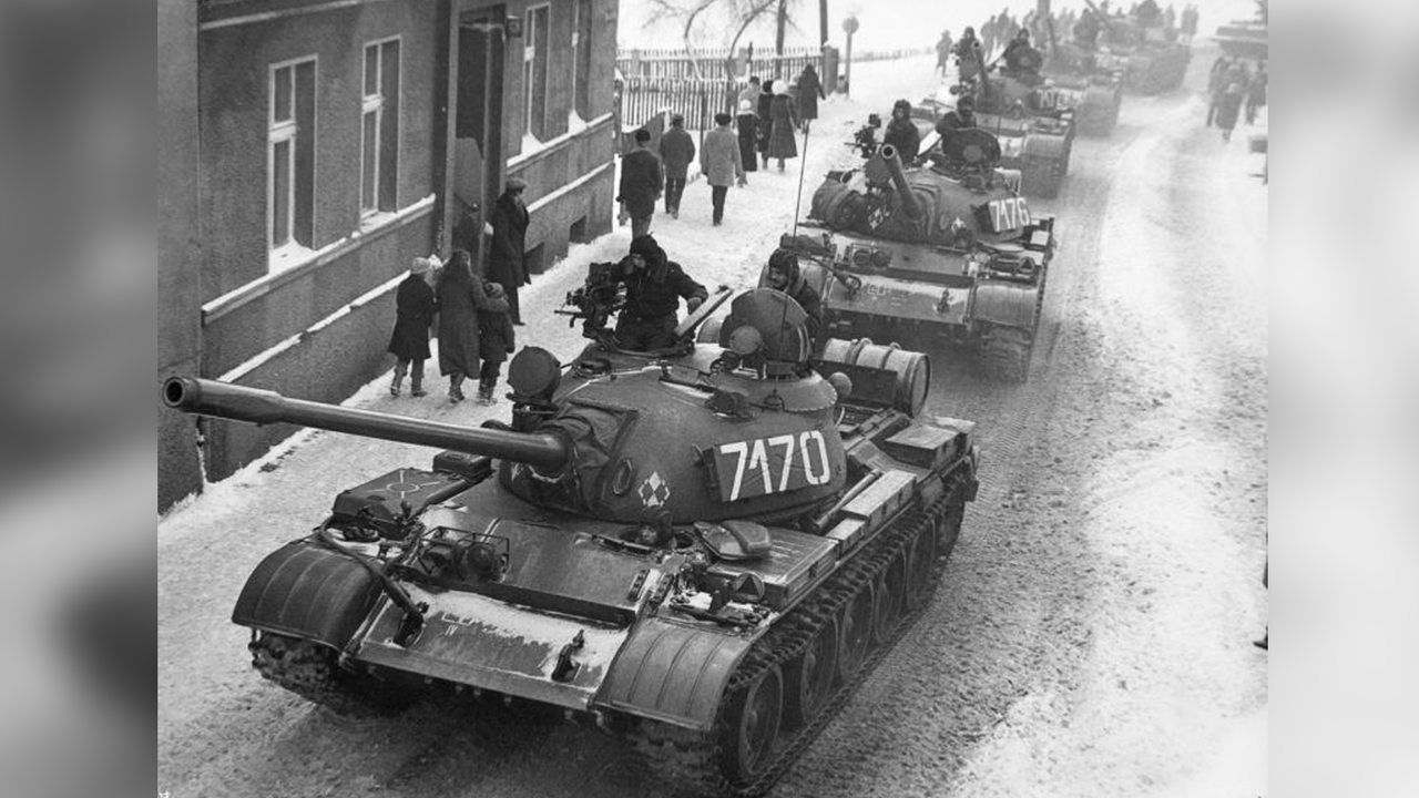 Panzer rollen 1981 durch die schneebedeckten Straßen von Warschau