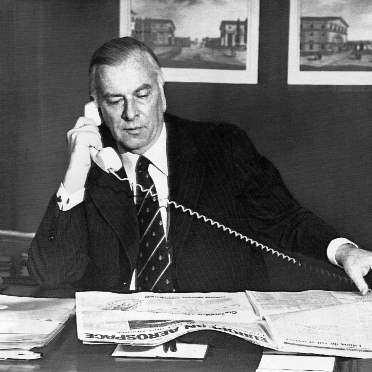 Der deutsche Bankier Jürgen Ponto, Vorstandssprecher der Dresdner Bank, aufgenommen bei einem Telefonat an seinem Schreibtisch. (Archivbild)