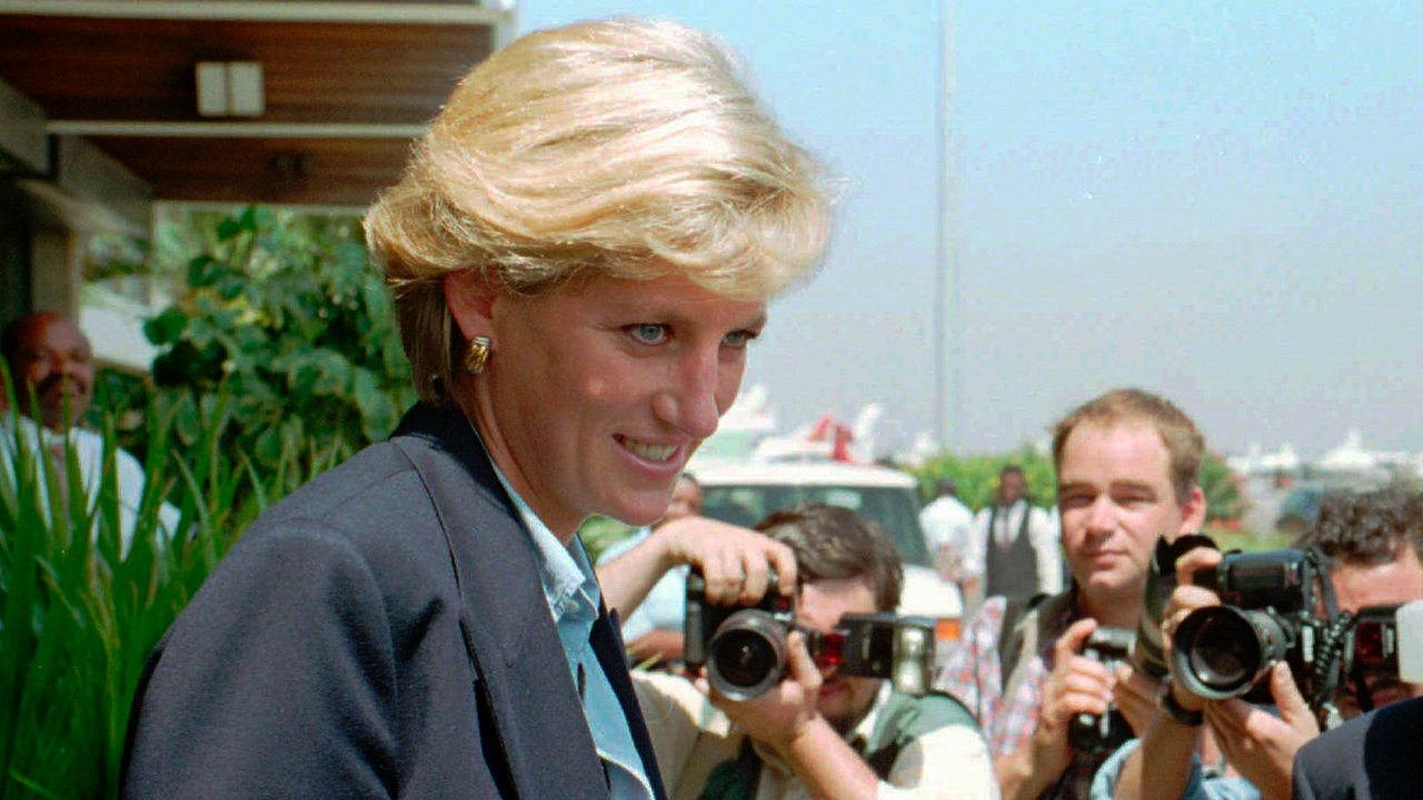 Prinzessin Diana 1996 umringt von Pressefotografen