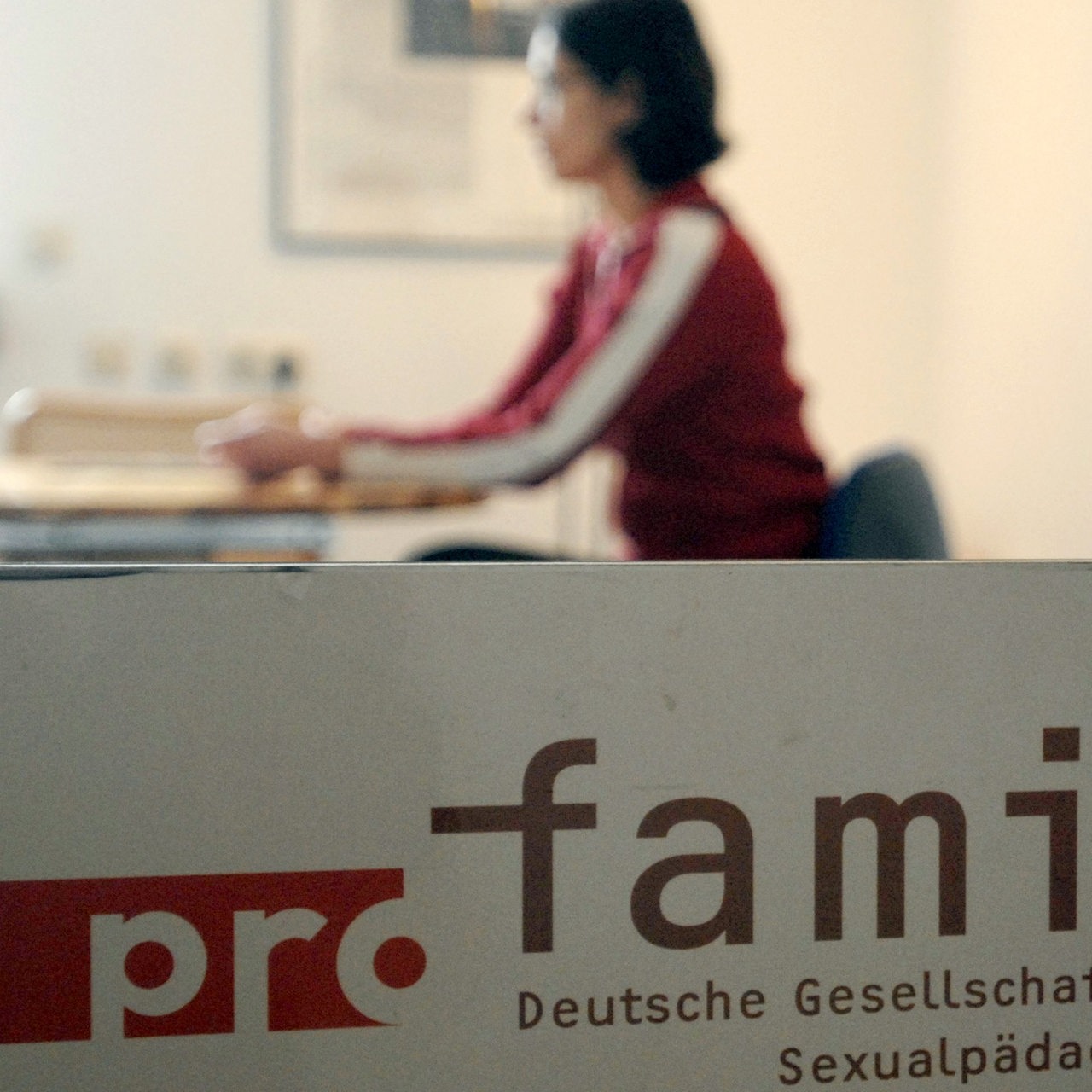 Eine junge Frau sitzt 2007 in Berlin in einem Beratungsgespräch in einer pro familia-Niederlassung (Archivbild)