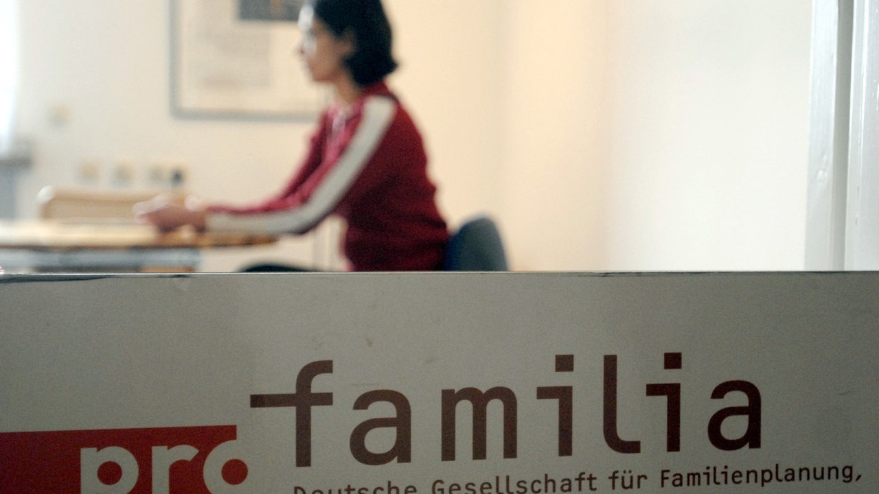 Eine junge Frau sitzt 2007 in Berlin in einem Beratungsgespräch in einer pro familia-Niederlassung (Archivbild)