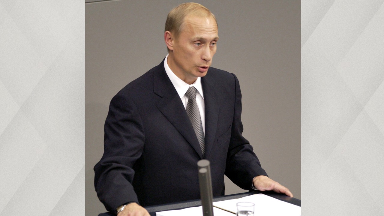 Der russische Präsident Wladimir Putin spricht am 25.9.2001 während einer Sondersitzung des Bundestages im Berliner Reichstagsgebäude. 