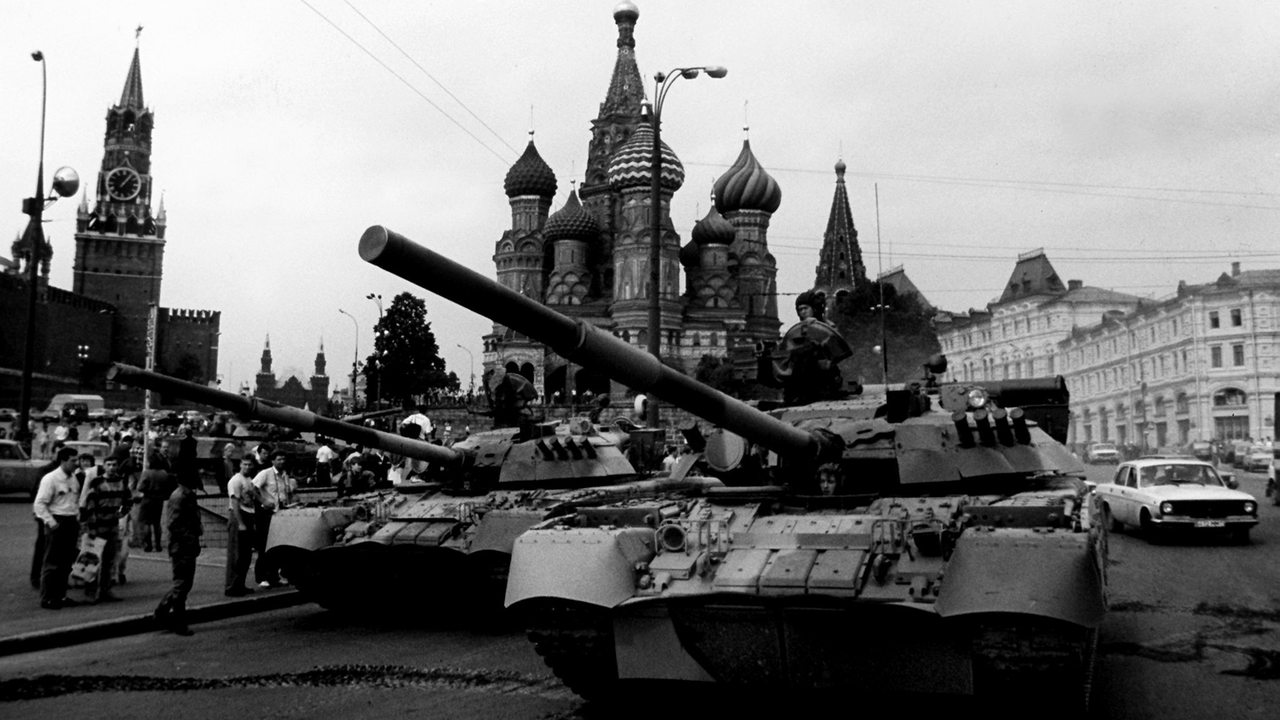 Panzer rollen am 19.August 1991 auf Moskaus Straßen und auch auf dem Roten Platz vor der Basilius-Kathedrale (Hintergrund, links der Kreml) auf, nachdem Putschisten den sowjetischen Präsidenten Michail Gorbatschow entmachteten. 