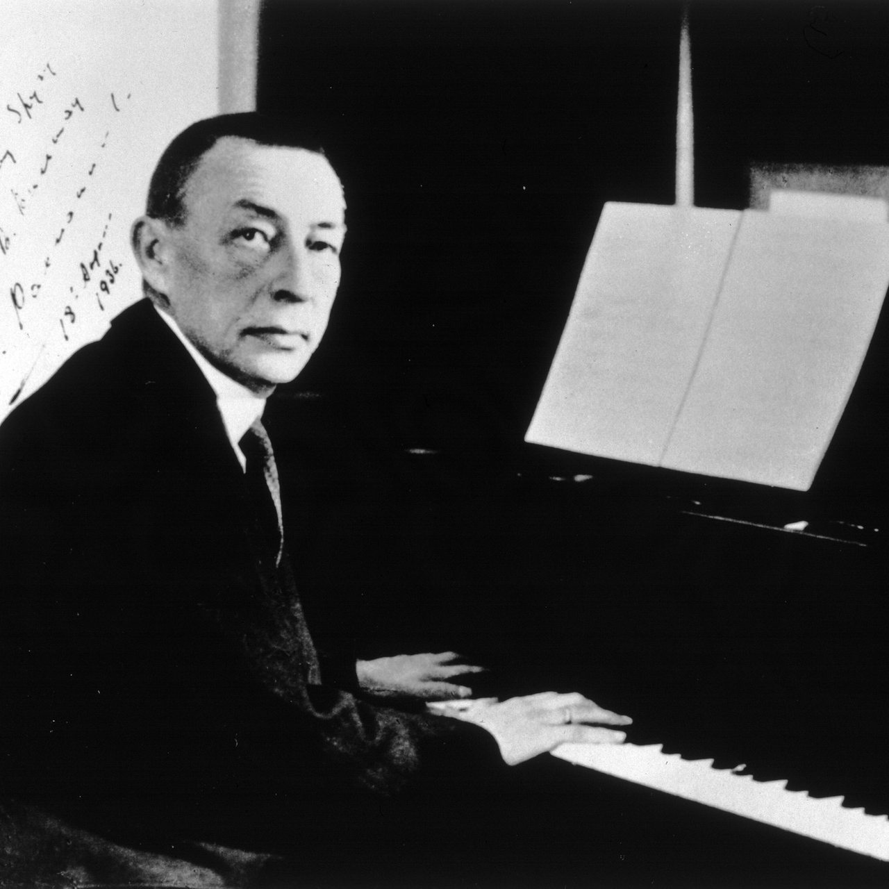 Porträt von Sergei Wassiljewitsch Rachmaninow am Klavier (um 1936) russ. Komponist, Pianist und Dirigent, Semjonowo (Gouv.Nowgorod) 