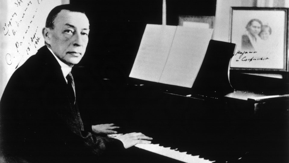 Porträt von Sergei Wassiljewitsch Rachmaninow am Klavier (um 1936) russ. Komponist, Pianist und Dirigent, Semjonowo (Gouv.Nowgorod) 