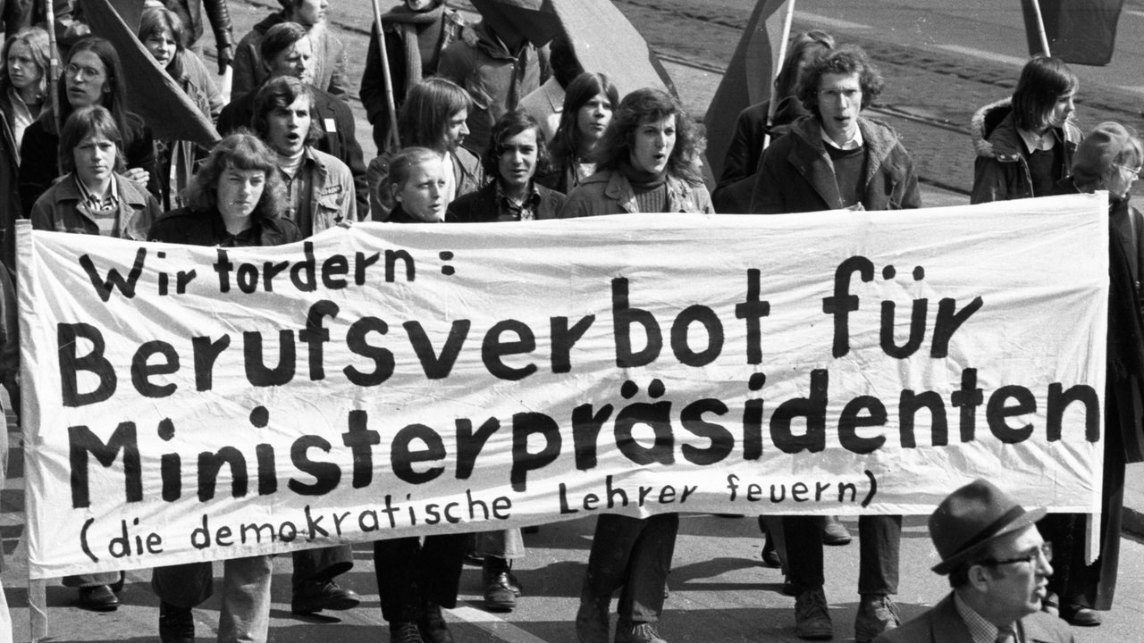 Menschen demonstrieren 1973 gegen das Berufsverbot, die Auswirkung des Radikalenerlasses. (Arhcivbild)