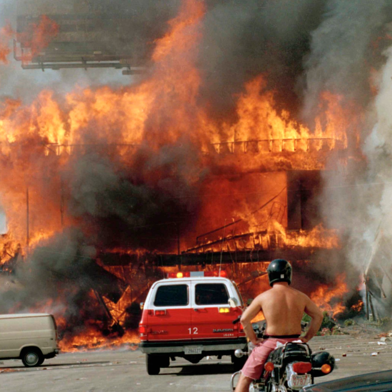 Eine Shopping Mall in L.A. geht im Zuge der Rassenunruhen am 30.April 1992 in Flammen auf