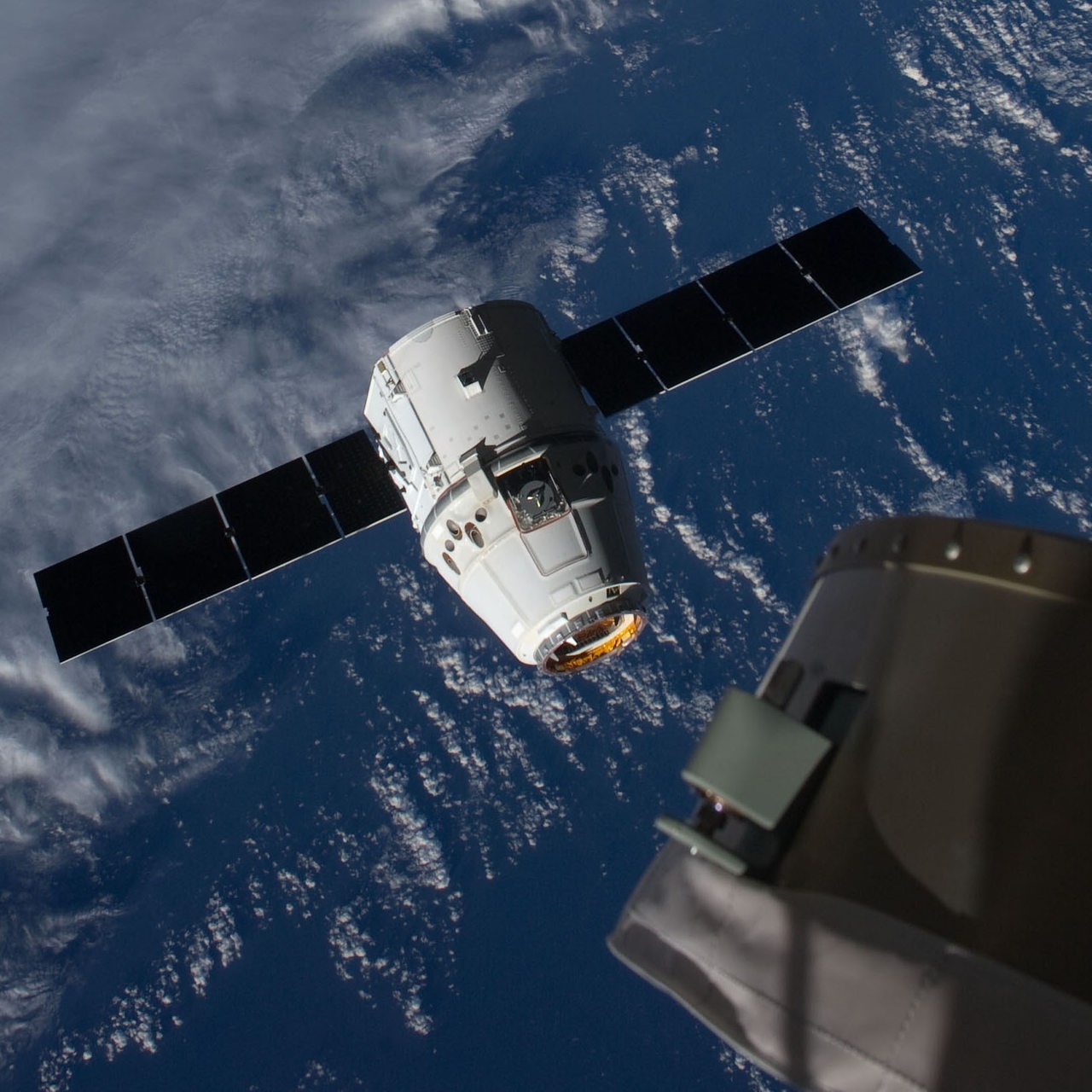 Der private Raumfrachter "Dragon" kurz nach dem Abkoppeln von der ISS im Mai 2012