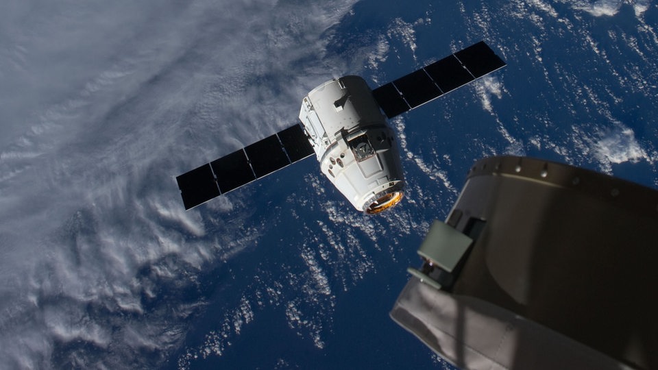 Der private Raumfrachter "Dragon" kurz nach dem Abkoppeln von der ISS im Mai 2012