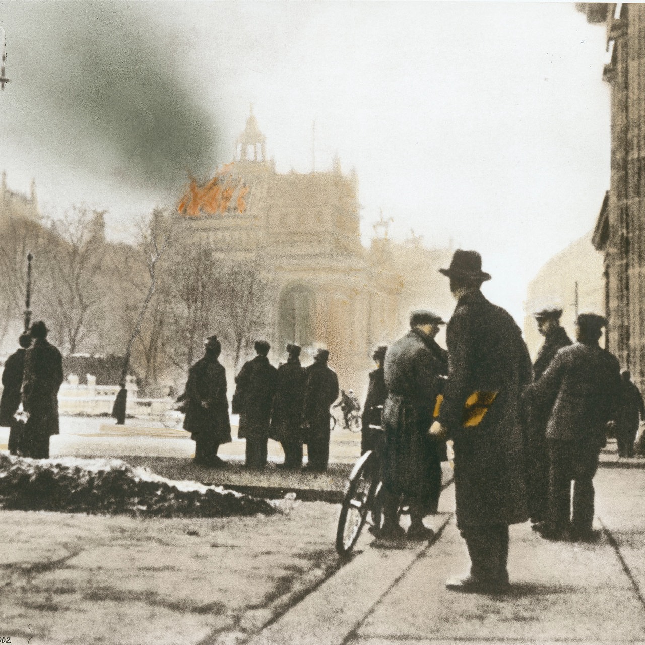 Blick vom Brandenburger Tor auf das brennende Reichstagsgebäude am Morgen des 28. Februar 1933