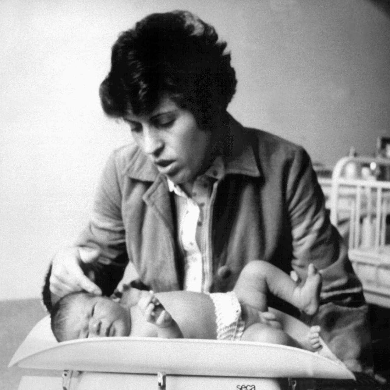 Maria Wimmelbacher, Mutter des ersten deutschen Retortenbabies, streichelt in der Frauenklinik der Universität Erlangen kurz nach der Geburt ihren Sohn Oliver 
