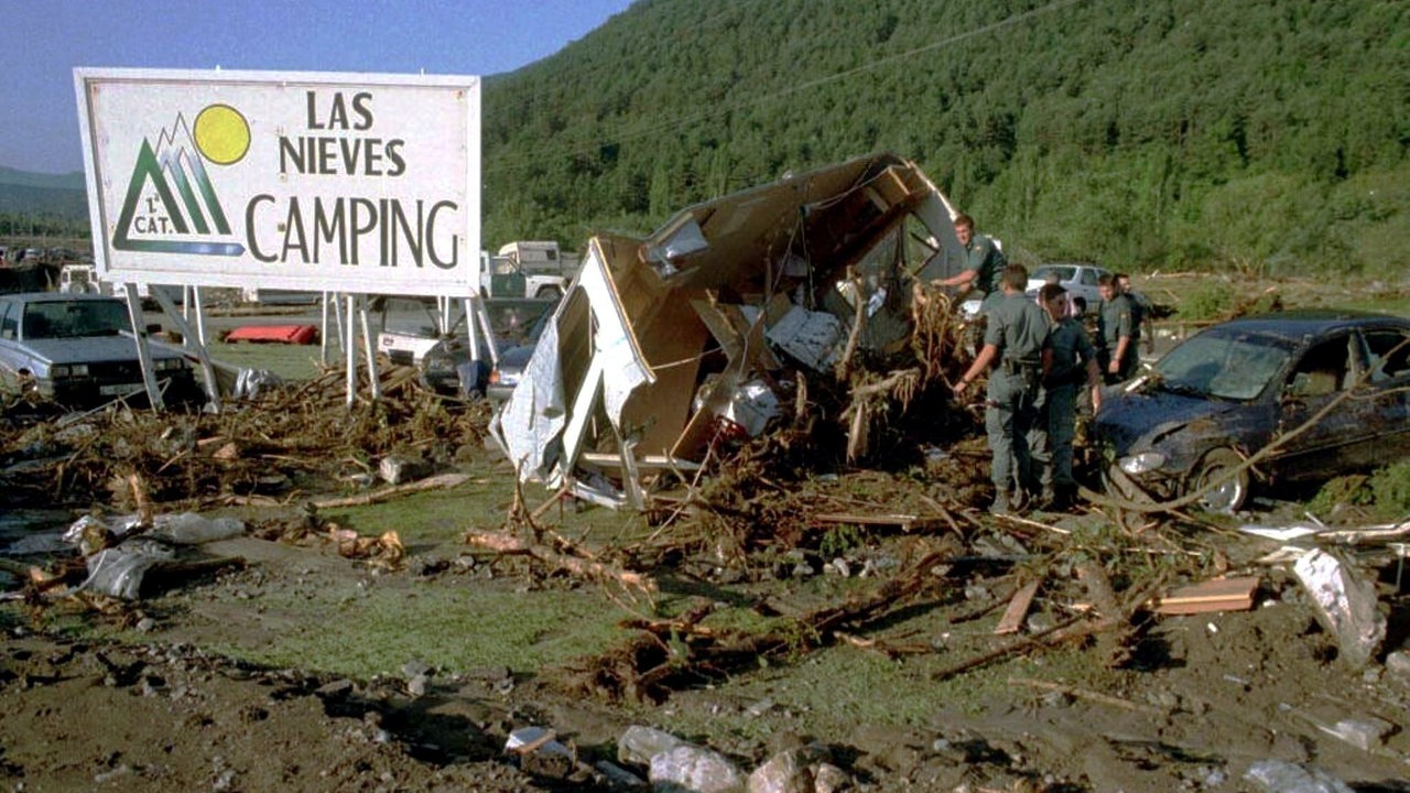 Rettungsmannschaften suchen auf dem Campingplatz "Las Nieves" in dem Gebirgsort Biescas nach Opfern der verheerenden Schlamm- und Geröllawine, 