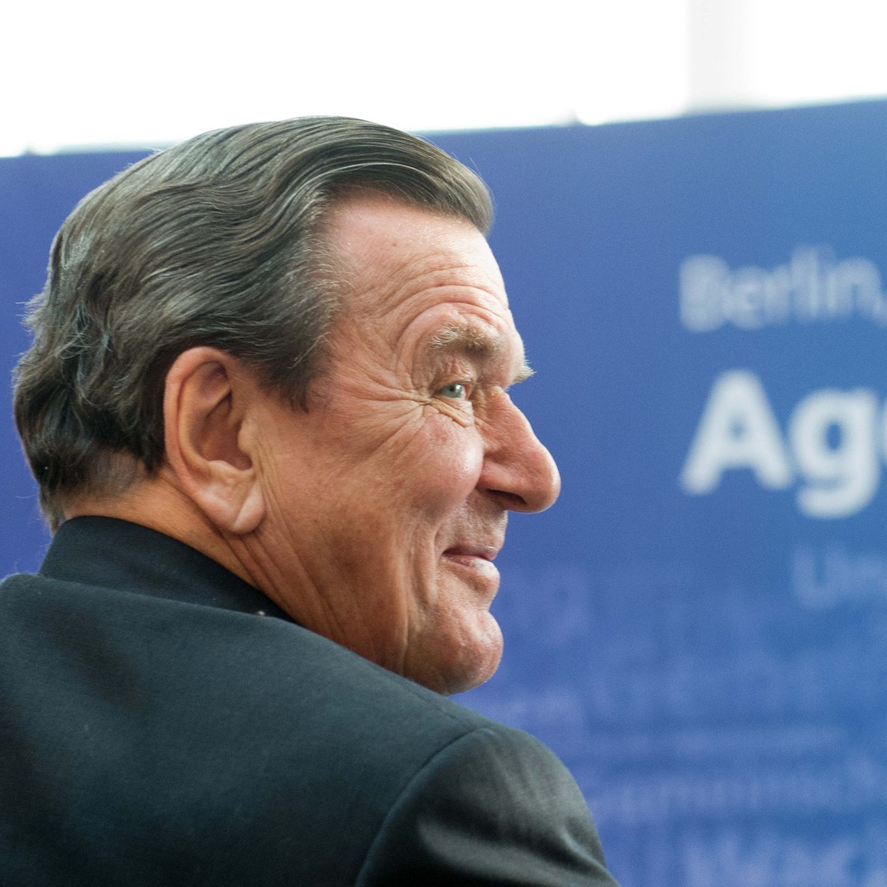 Gerhard Schröder vor einer Plakatwand "Agenda 2010"