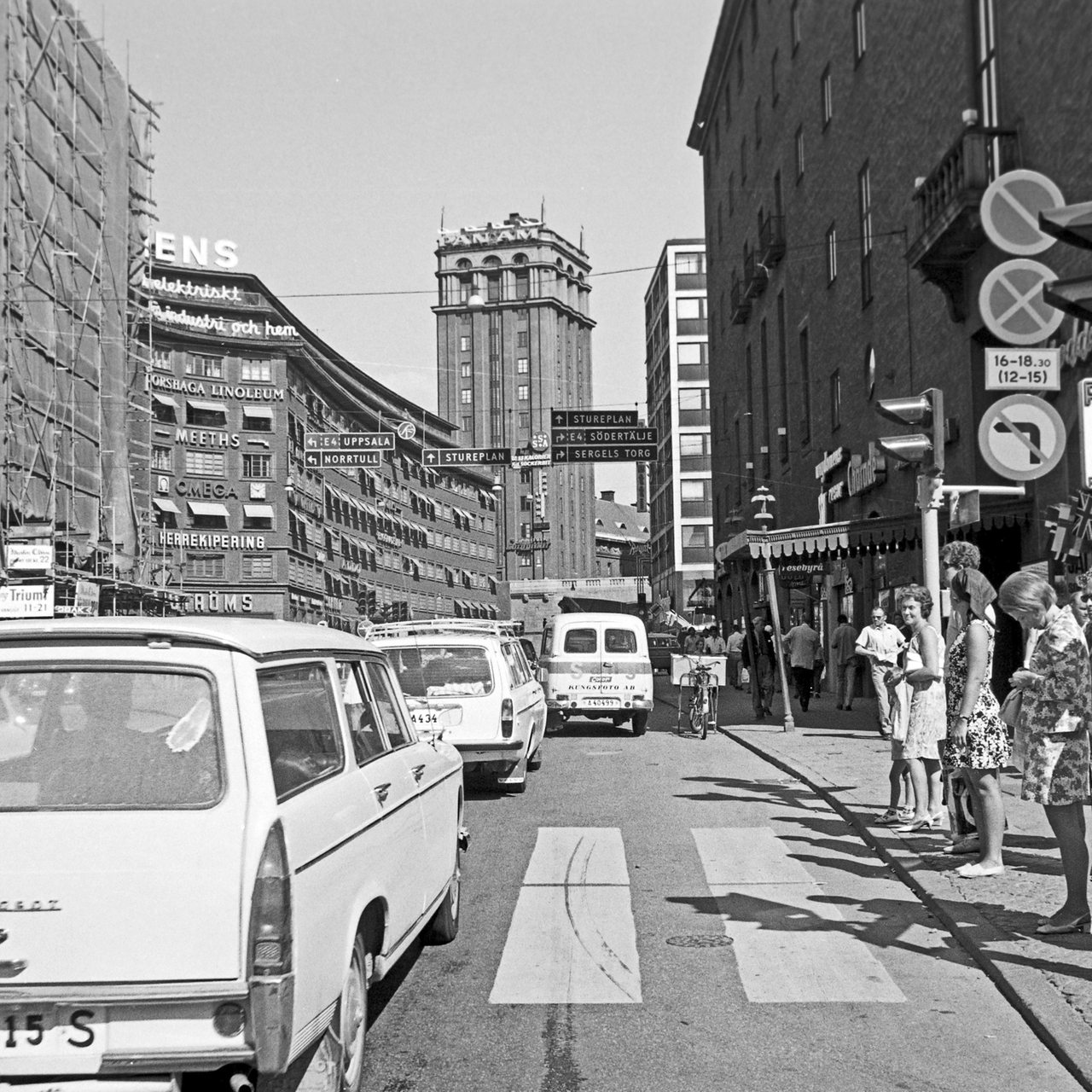 Fußgänger und Autos in Stockholms Innenstadt 1969