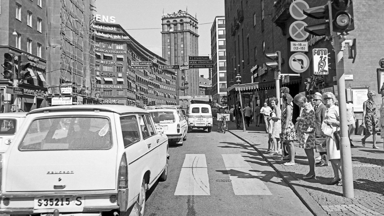 Fußgänger und Autos in Stockholms Innenstadt 1969