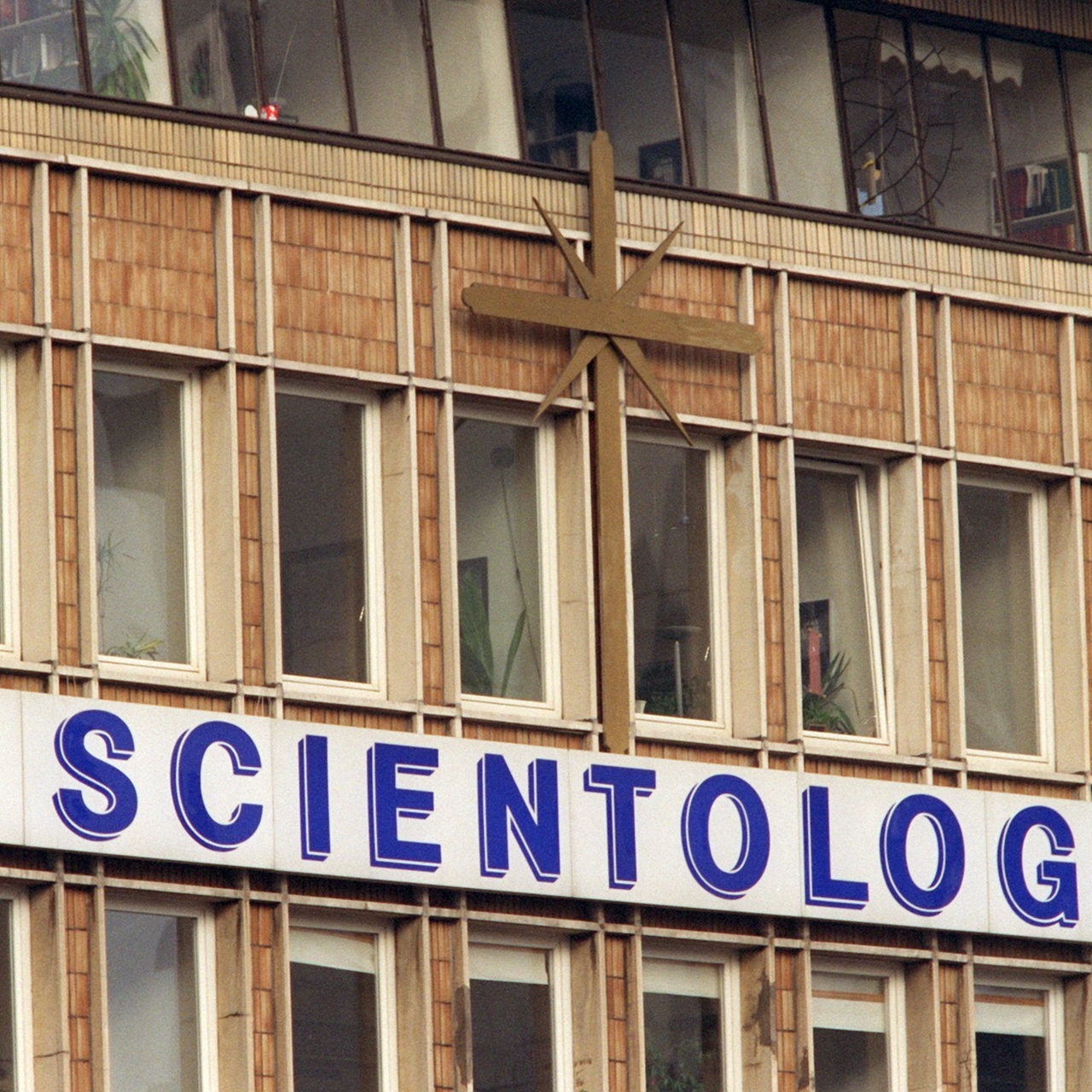Blick auf den Schriftzug und das Emblem am Gebäude der Scientology-Sekte iin Hamburg am 1997 (Archivbild)
