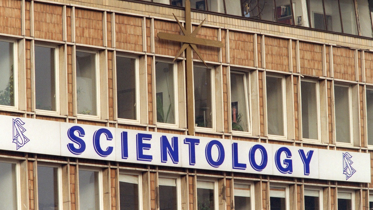 Blick auf den Schriftzug und das Emblem am Gebäude der Scientology-Sekte iin Hamburg am 1997 (Archivbild)