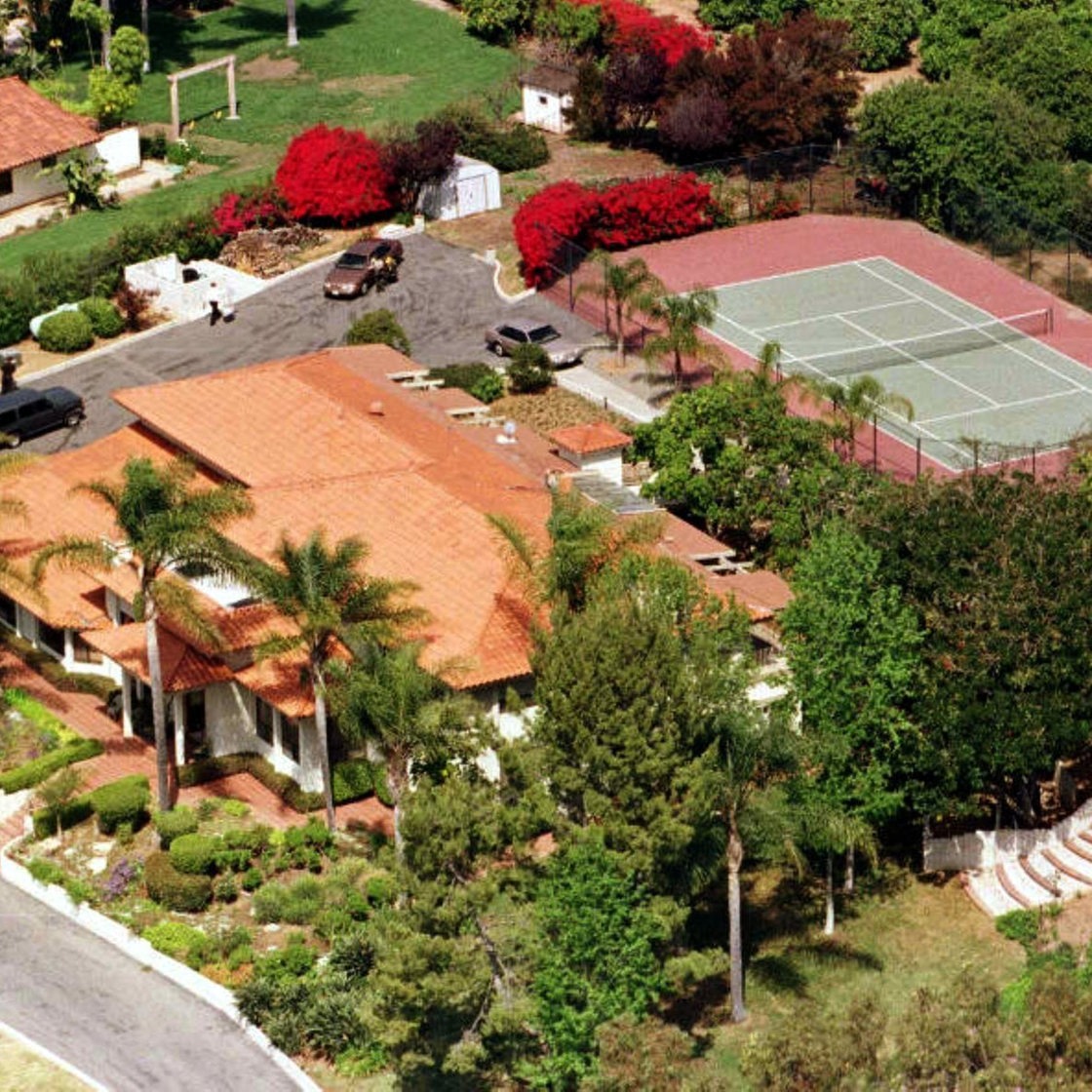 Blick auf das zwei Millionen teure Anwesen in Rancho Santa Fe bei San Diego, in dem am 27.3.1997 39 Menschen tot aufgefunden worden sind, die vermutlich einen Massenselbstmord verübt haben.