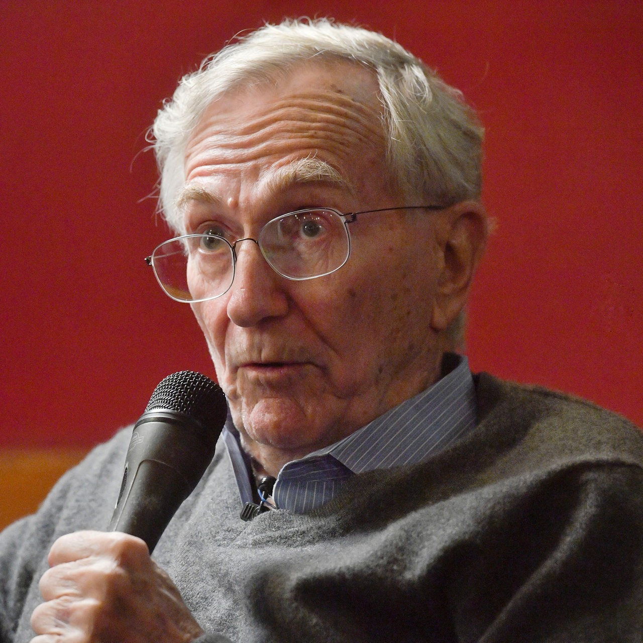 Porträt des amerikanischen Investigativjournalisten Hersh Seymour 2018 in Prag während einer Diskussion