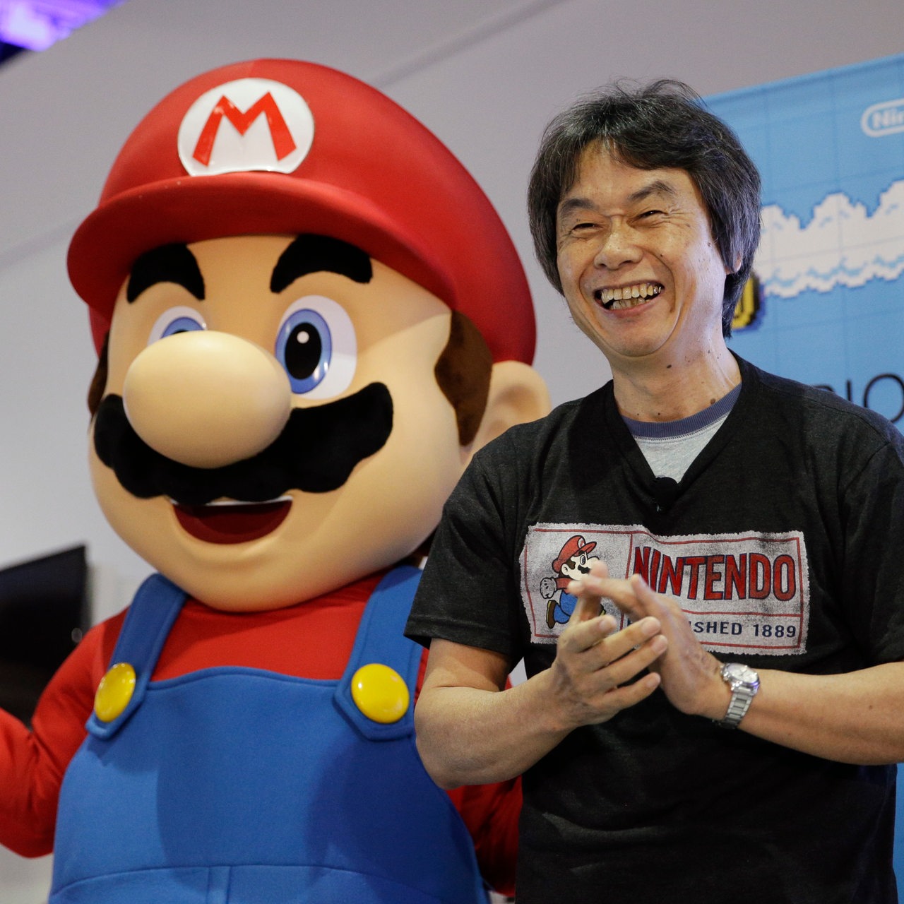 Videospieldesigner Shigeru Miyamoto mit der Figur Mario (Archivcbild)