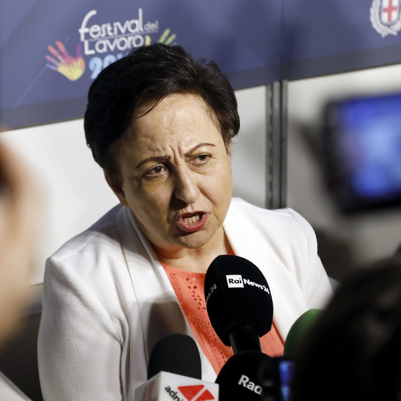 Menschenrechtsaktivistin Shirin Ebadi spricht in diverse Mikrofone