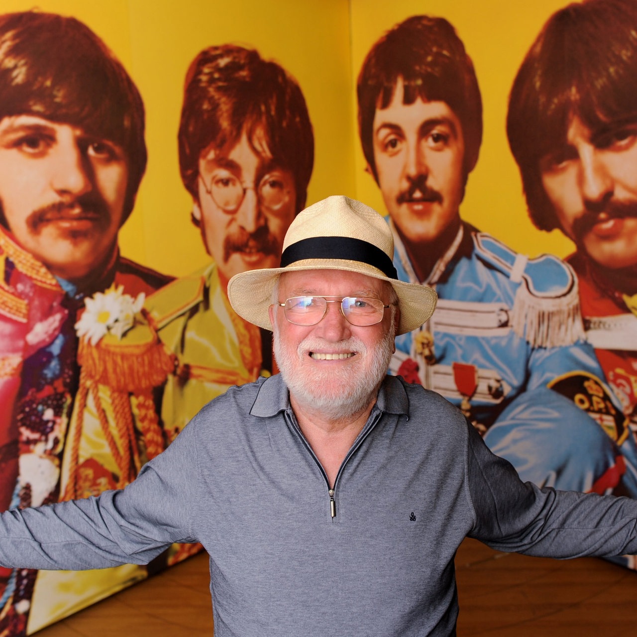 Horst Fascher, Manager und Direktor des Hamburger Star-Clubs, posiert vor einem Bild der Beatles