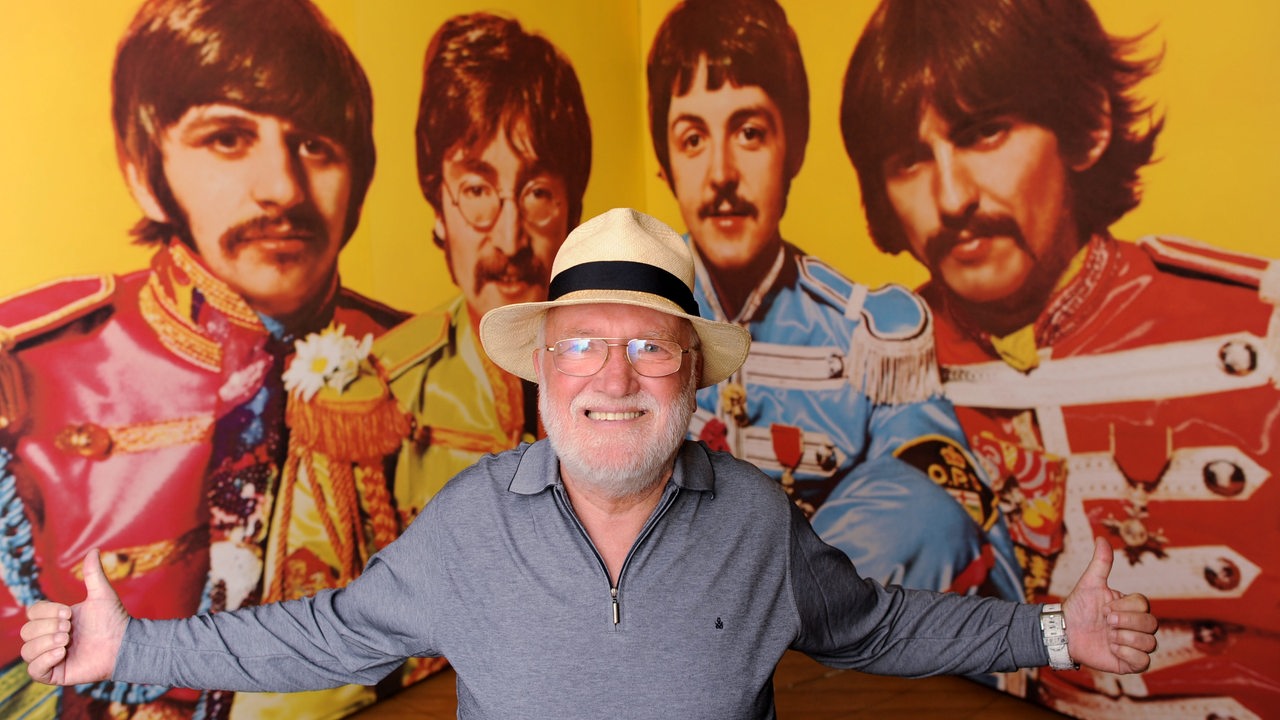 Horst Fascher, Manager und Direktor des Hamburger Star-Clubs, posiert vor einem Bild der Beatles