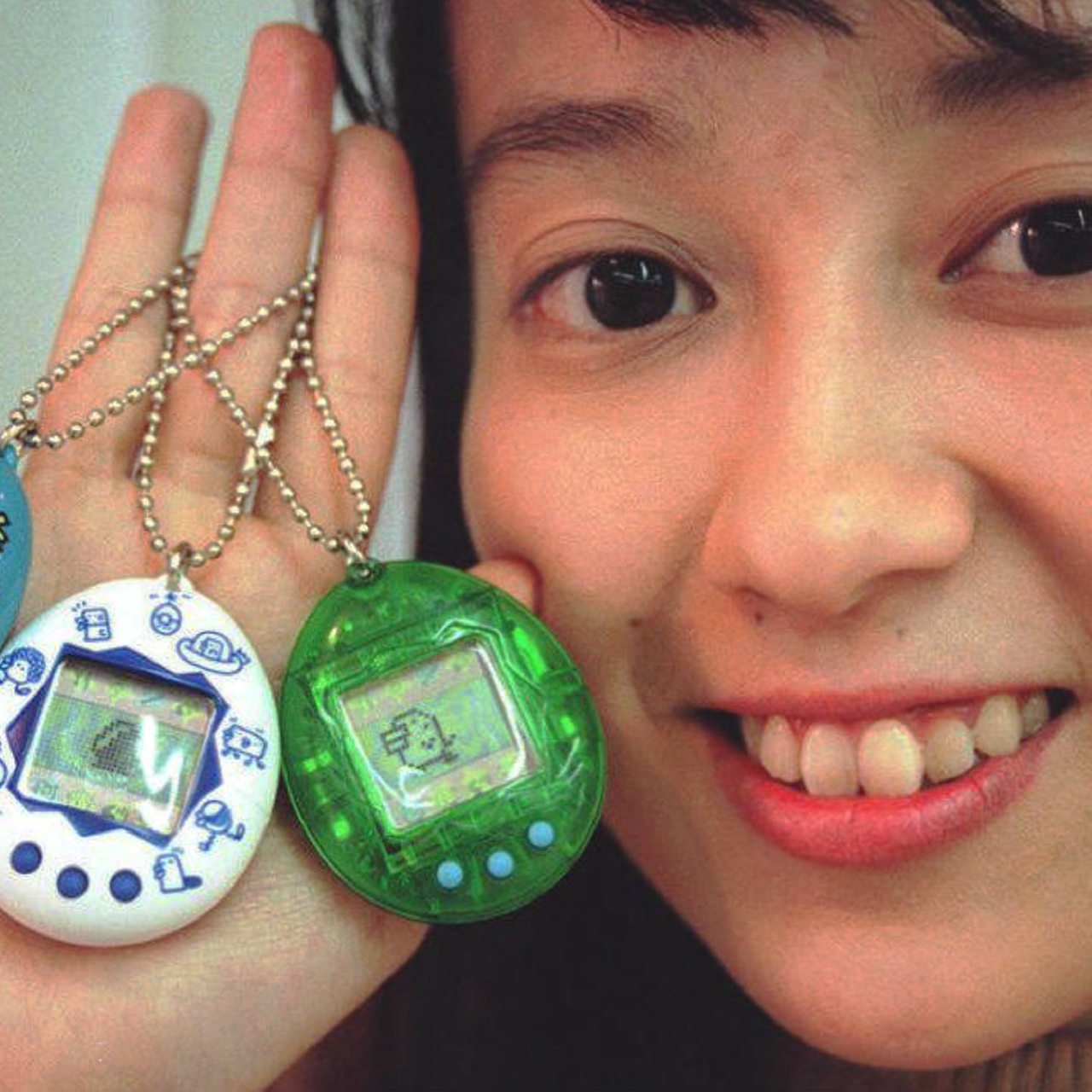 Miki Taneda vom japanischen Spielzeughersteller Bandai Co. hält am Dienstag (28.1.97) in Tokio drei Ei-förmige kleine elektronische Spielzeuge (Tamagotchi) in der Hand. 