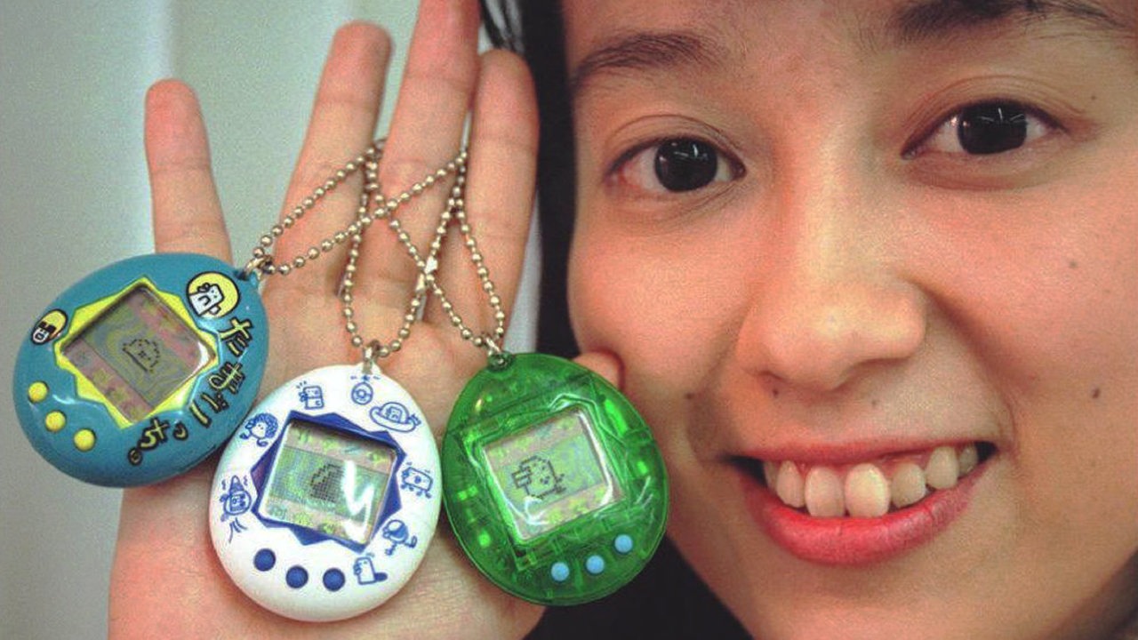 Miki Taneda vom japanischen Spielzeughersteller Bandai Co. hält am Dienstag (28.1.97) in Tokio drei Ei-förmige kleine elektronische Spielzeuge (Tamagotchi) in der Hand. 