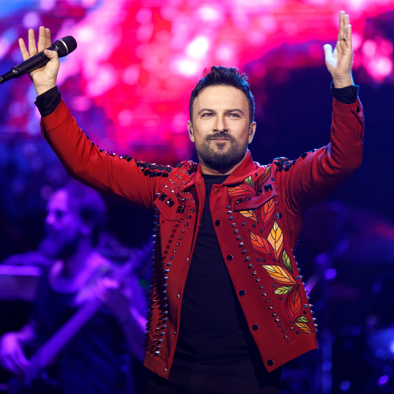 Tarkan live bei einem Konzert seiner 'Harbiye'-Tour in der Lanxess-Arena. Köln, 21.12.2019