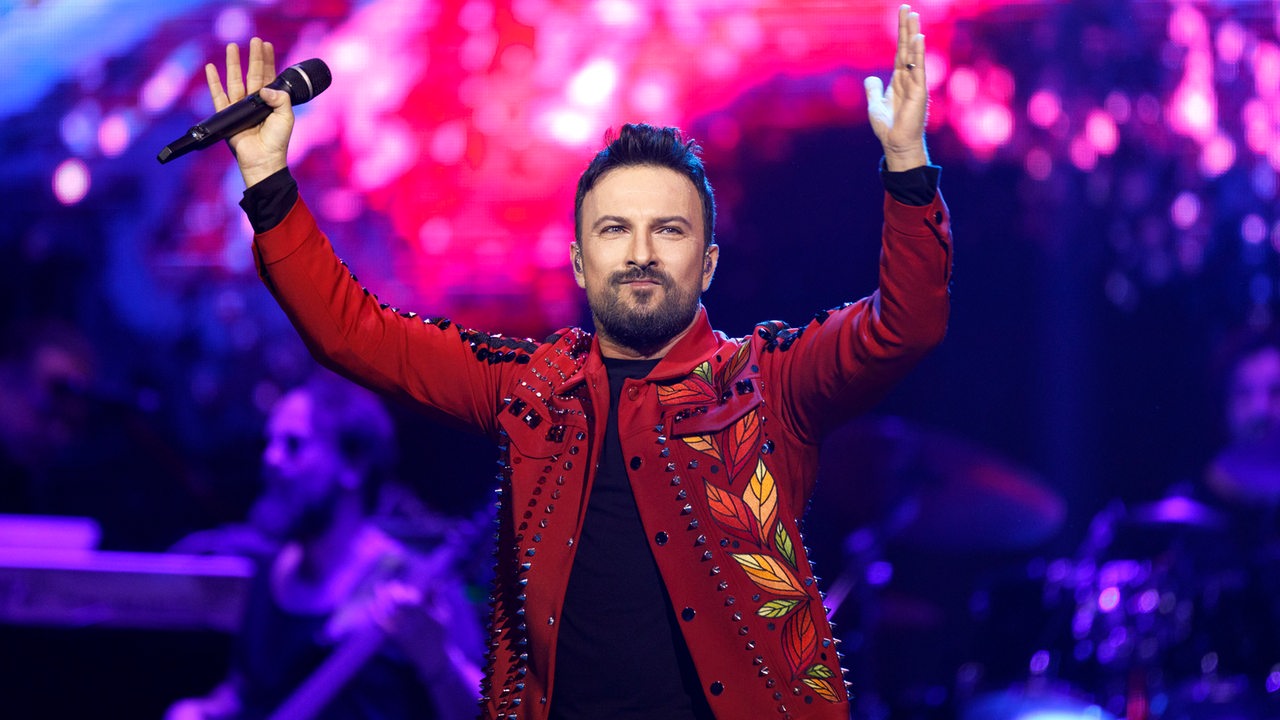 Tarkan live bei einem Konzert seiner 'Harbiye'-Tour in der Lanxess-Arena. Köln, 21.12.2019