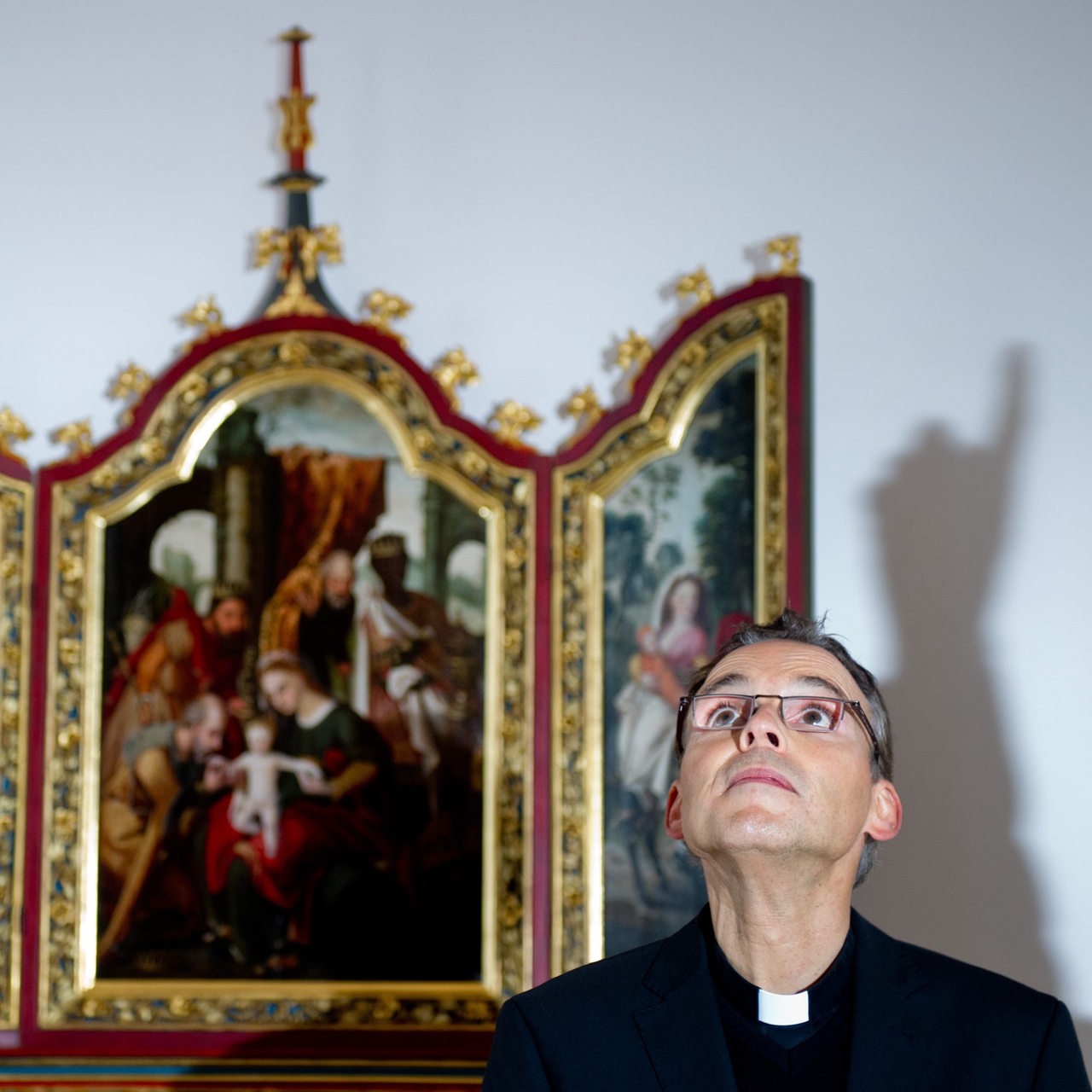 Bischof Franz-Peter Teberatz-van Elst schaut 2012 nach oben (Archivbild)