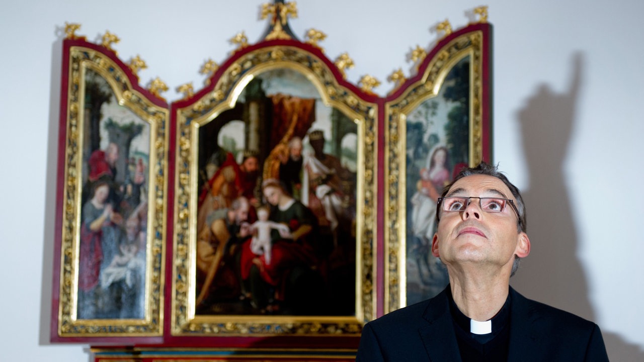 Bischof Franz-Peter Teberatz-van Elst schaut 2012 nach oben (Archivbild)