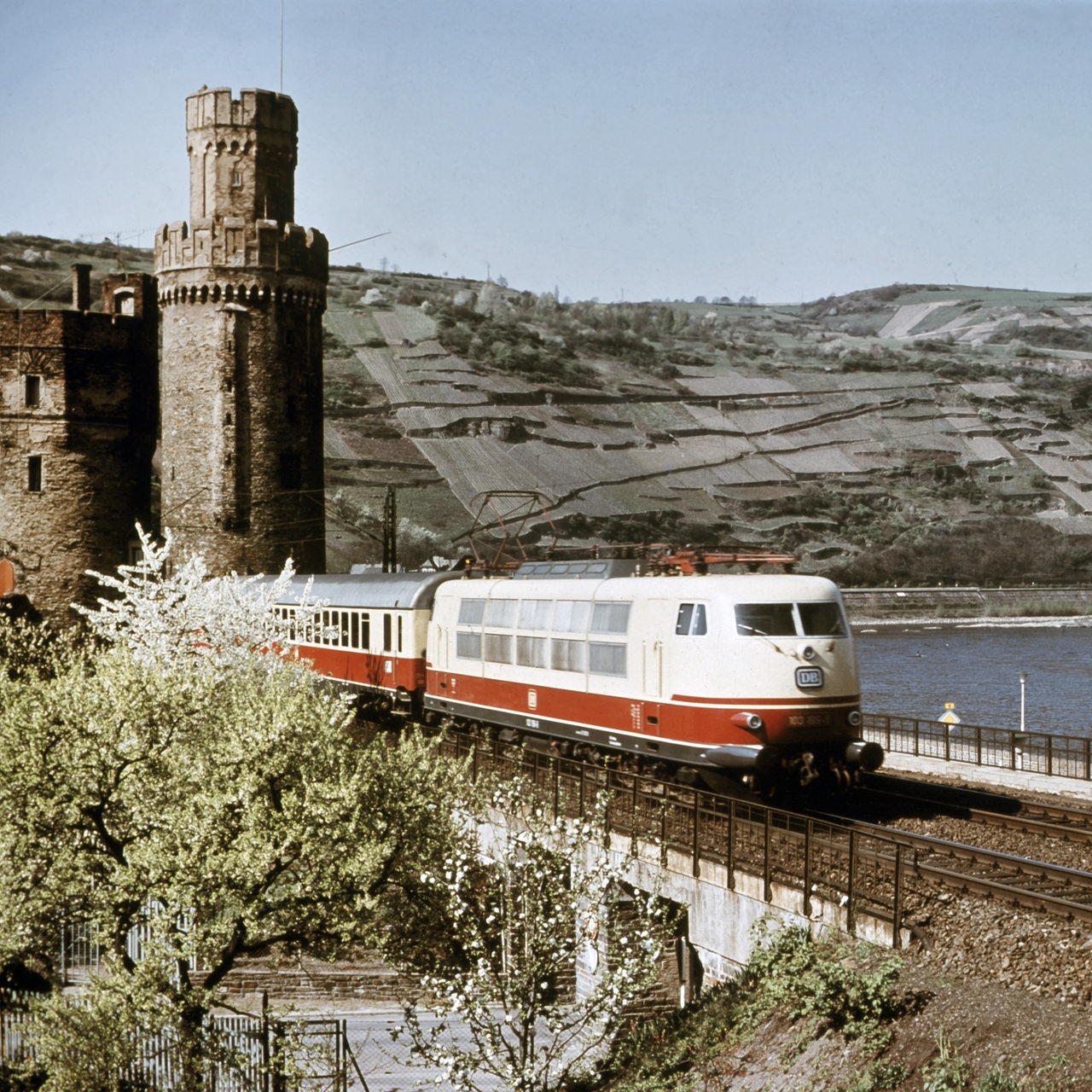 Undatiertes Archivbild eines TEE (Trans-Europ-Express)-Zugs bei einer Fahrt am Mittelrhein. (Archivbild)