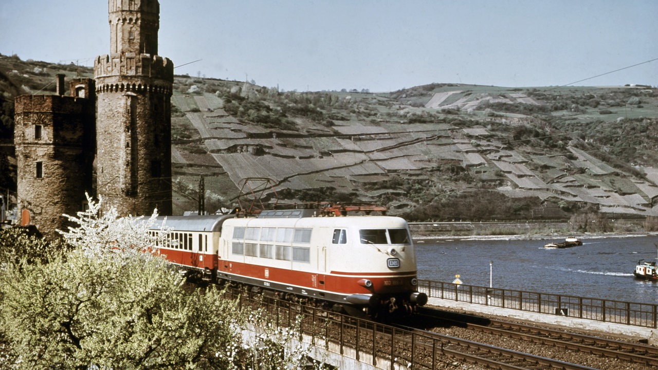 Undatiertes Archivbild eines TEE (Trans-Europ-Express)-Zugs bei einer Fahrt am Mittelrhein. (Archivbild)
